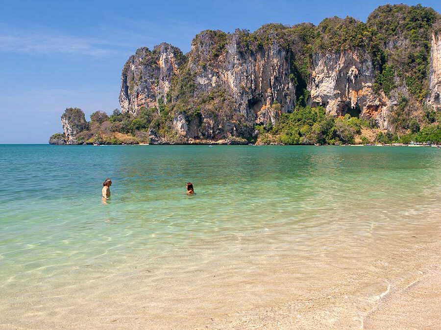 หาดโละดาลัม เกาะพีพีดอน กระบี่ ศูนย์กลางการท่องเที่ยวของหมู่เกาะพีพี