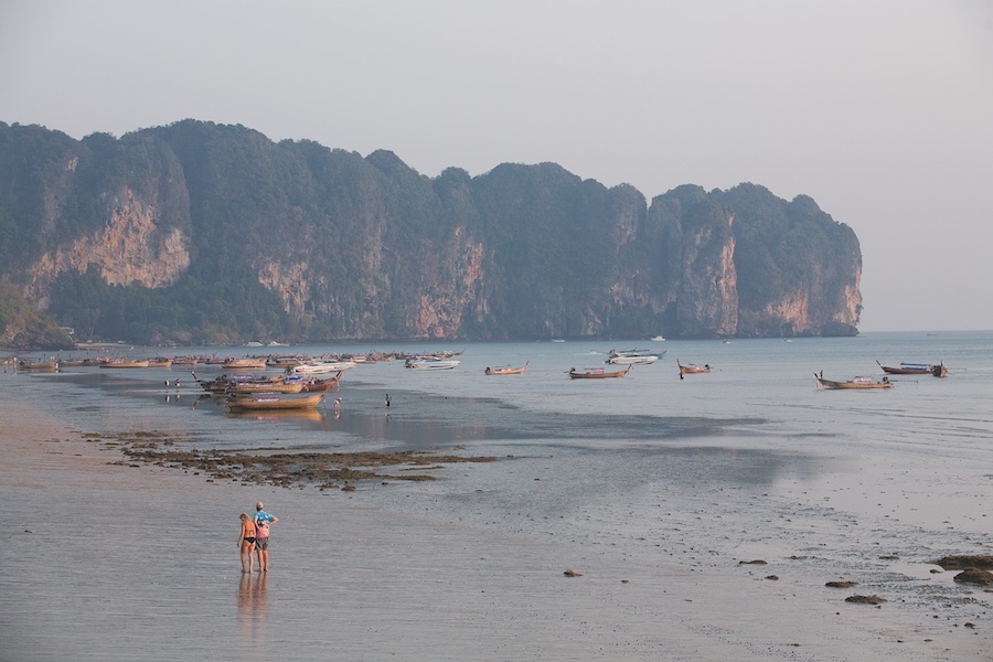 หาดอ่าวนาง เมืองกระบี่ ตลอดหลังแนวหาดนี้ มีที่พัก ร้านอาหาร ร้านค้ามากมาย นับเป็นจุดศูนย์กลางของทะเลกระบี่ จะเที่ยวเองเหมาเรือ หรือไปกับบริษัทนำเที่ยวก็สะดวก