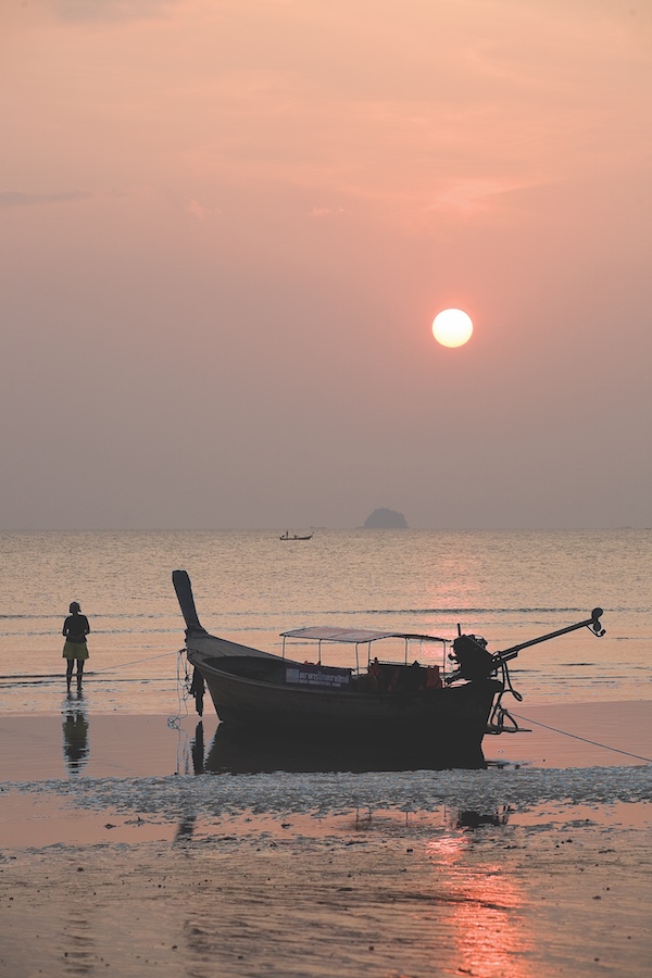 หาดอ่าวนาง เมืองกระบี่ บรรยากาศดีที่สุดช่วงหนึ่งคือ พระอาทิตย์ตกหน้าหาด เดินเล่นชมวิว แล้วกินข้าวเย็นหลังหาดต่อได้สะดวก