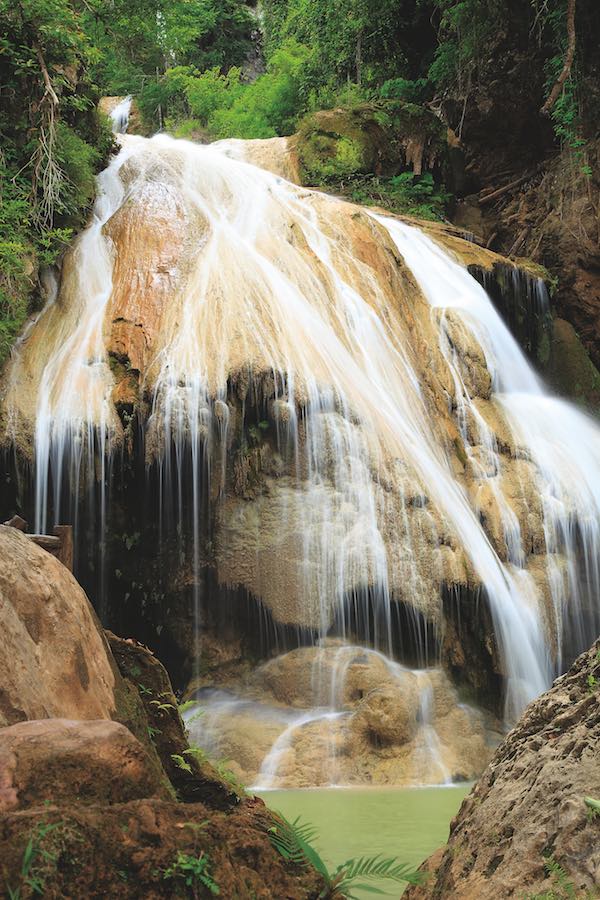 น้ำตกก้อหลวง อุทยานแห่งชาติแม่ปิง ลำพูน เชียงใหม่ ตาก