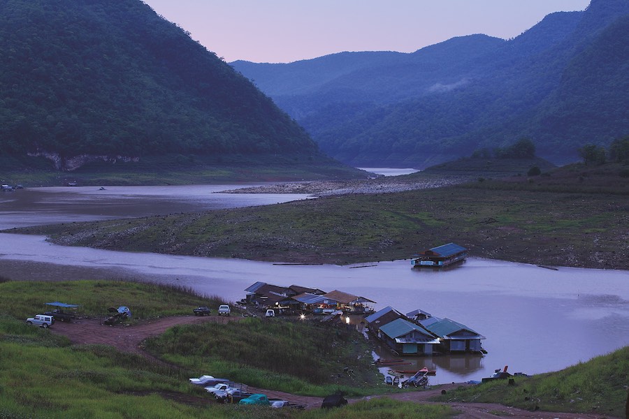 ทะเลสาบแม่ปิง กลางหุบเขา เรือนแพสำหรับนักท่องเที่ยวอยู่ตามตลิ่ง เหมือนพักอยู่ในโรงแรมกลางน้ำ อุทยานแห่งชาติแม่ปิง ลำพูน เชียงใหม่ ตาก