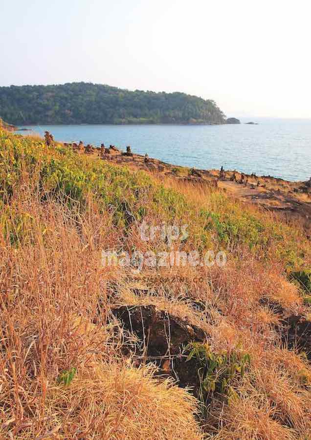 ทิวทัศน์บนผาริมชายทะเล เกาะหวาย ตราด