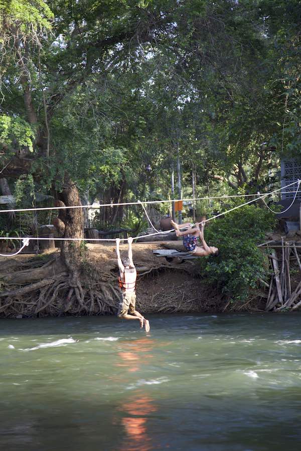 กิจกรรมกับลำน้ำเพชร นอกจากล่องแก่งเรือยาง มีไต่เชือกหาจุดเหมาะๆ กระโดดลงเล่นน้ำ