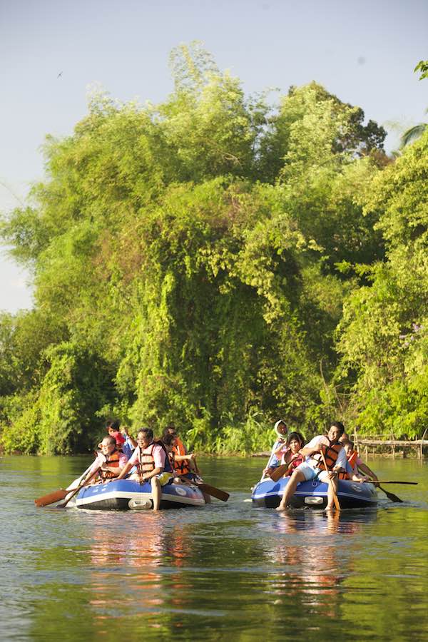 ล่องแก่งเรือยางต้นน้ำเพชรบุรี เน้นชมวิวสองฝั่งเขียวสด ระดับไม่ยาก เหมาะกับกลุ่มครอบครัวและเพื่อนฝูง