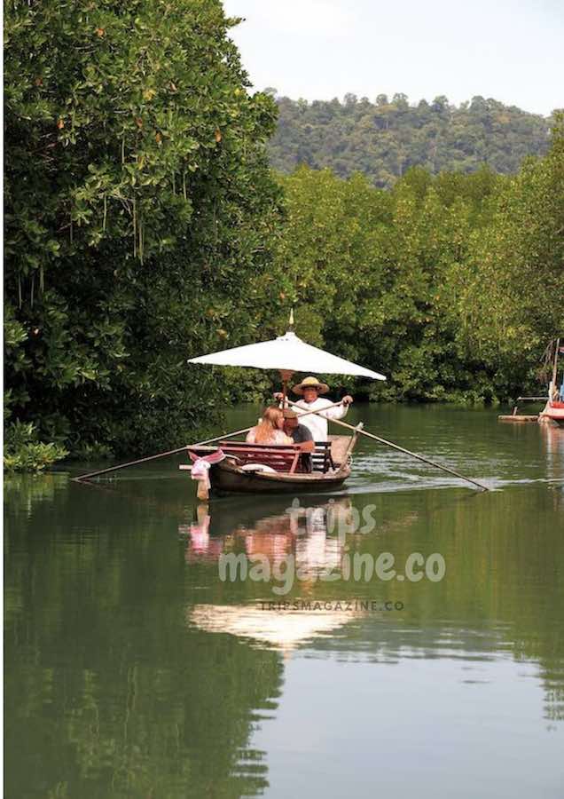 ล่องเรือมาด หรือกอนโดล่าเกาะช้าง ไปตามคลองป่าชายเลน กิจกรรมท่องเที่ยวเชิงอนุรักษ์ที่น่าสนใจ มีคนแจวเรือให้ ช่วงเย็นเป็นทริปล่องเรือดินเนอร์ชมวิวพระอาทิตย์ตกกลางอ่าวสลักคอก เกาะช้าง ตราด