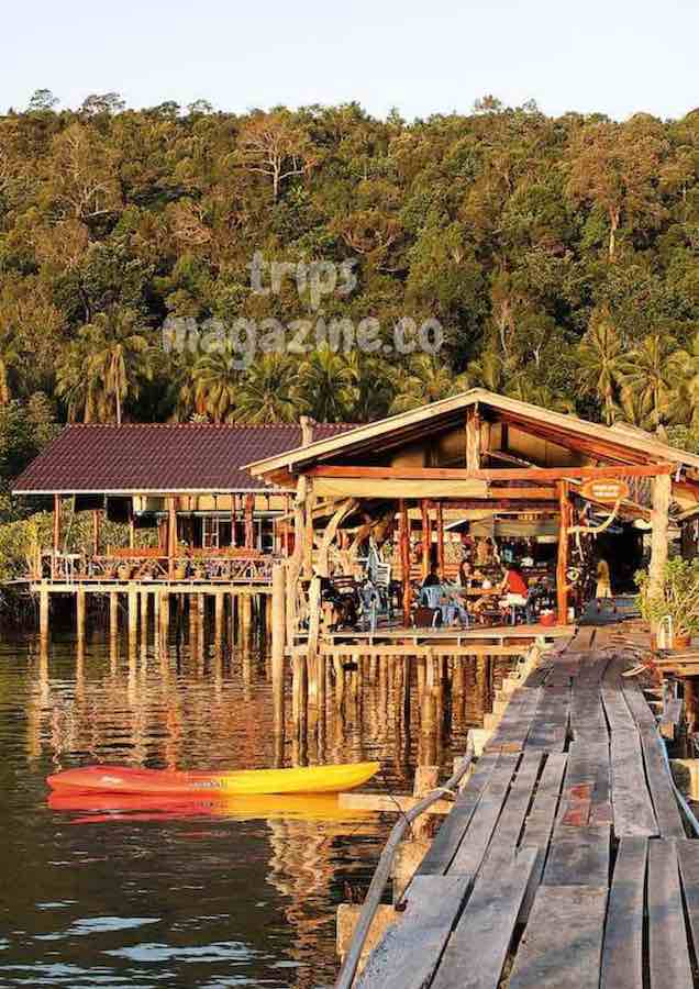 ท่าเรือของที่พักและร้านอาหารในชุมชมริมอ่าวสลักเพชร เกาะช้าง ตราด ส่วนใหญ่เป็นโฮมสเตย์แบบพื้นบ้าน เรียบง่าย เป็นกันเอง มีแพ็กเกจที่พัก อาหาร และพาดำน้ำเที่ยวชมเกาะต่างๆ