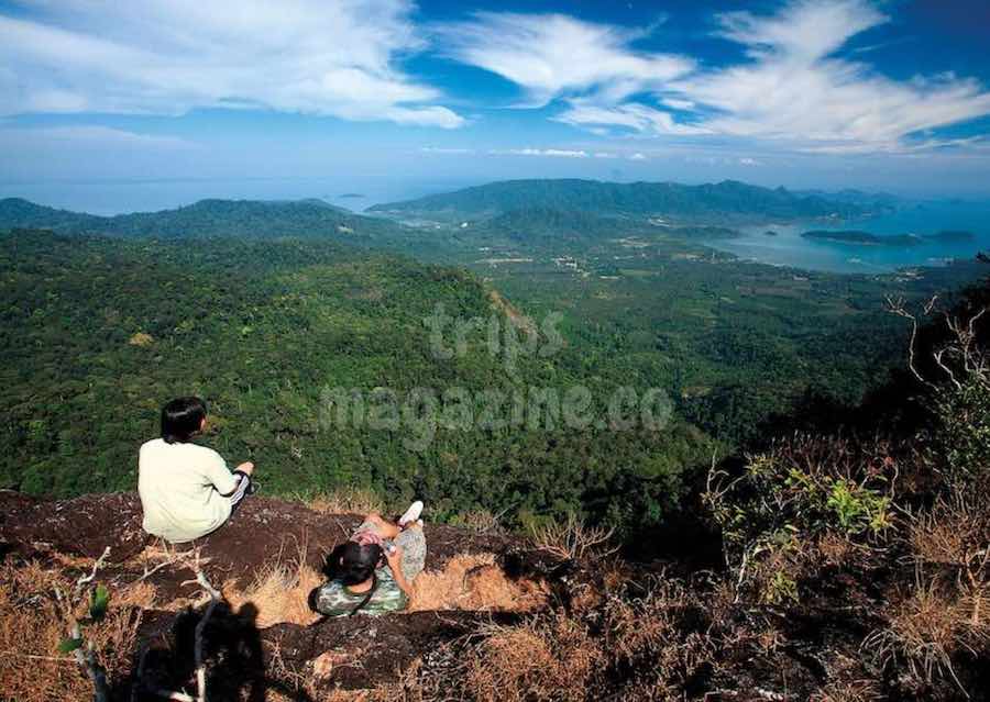 อ่าวสลักเพชร และเกาะบริวารหลายเกาะ ด้านทิศใต้เกาะช้าง ตราด จากมุมสูง บนจุดชมวิวยอดเขาแหลม