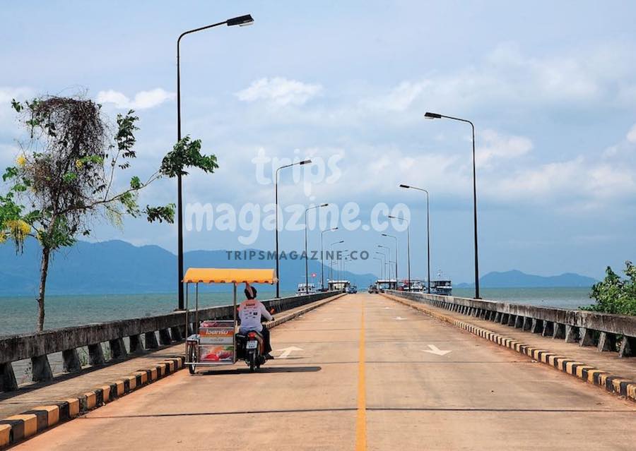 ท่าเรือแหลมงอบ ขึ้นเรือและเฟอร์รี่จากฝั่งตราดไปเกาะในทะเลตราด มองเห็นเกาะช้างอยู่ไม่ไกล