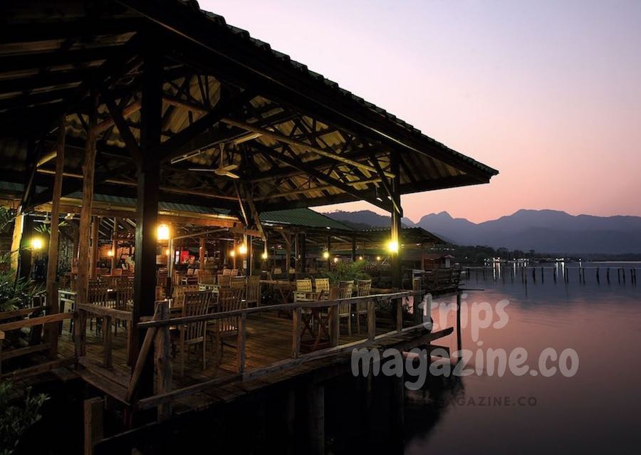 อาหารทะเลในร้านย่านบ้านโรงถ่าย เกาะช้าง ตราด ขึ้นชื่อเรื่องรสชาติอร่อย และใช้วัตถุดิบสดที่ร้านเลี้ยงเองในกระชัง หรือซื้อจากชาวประมงในพื้นที่ บรรยากาศดี อยู่บนทะเล วิวสวย