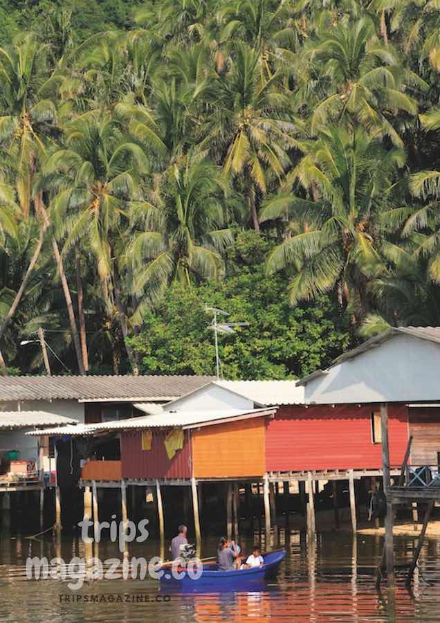 บ้านเรือนบนชายฝั่งเกาะพิทักษ์ มาเที่ยวจะได้เห็นวิถีชีวิตชาวเกาะ มีเวลาและสนใจท่องเที่ยวเรียนรู้ทำกิจกรรมร่วมกับคนที่นี่ พักโฮมสเตย์ได้ ราคาไม่แพง คุ้มค่า