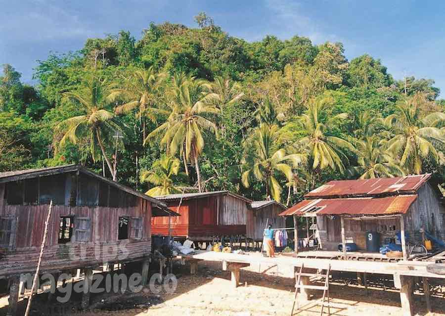 บ้านเรือนของชาวเกาะเหลาใน ระนอง เป็นกลุ่มคนไทย