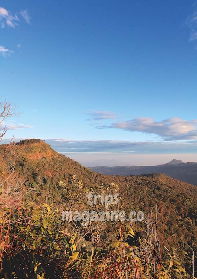 ผาโหล่นน้อย จุดชมพระอาทิตย์ขึ้นที่สวยที่สุดบนภูเรือ บนความสูง 1,320 เมตรเหนือระดับน้ำทะเล ถ้าอากาศเปิด มองเห็นได้ไกลถึงอำเภอเชียงคาน อุทยานแห่งชาติภูเรือ เลย