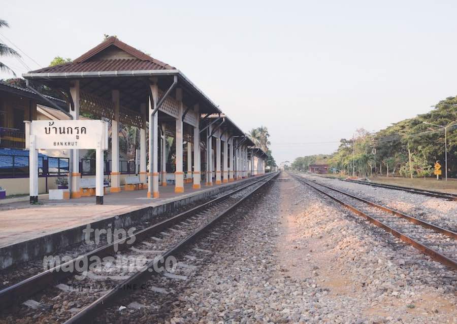 สถานีรถไฟบ้านกรูด ชอบท่องเที่ยวเดินทางแบบไม่รีบร้อน นั่งรถไฟขบวนท้องถิ่นได้ บางสะพาน ประจวบคีรีขันธ์