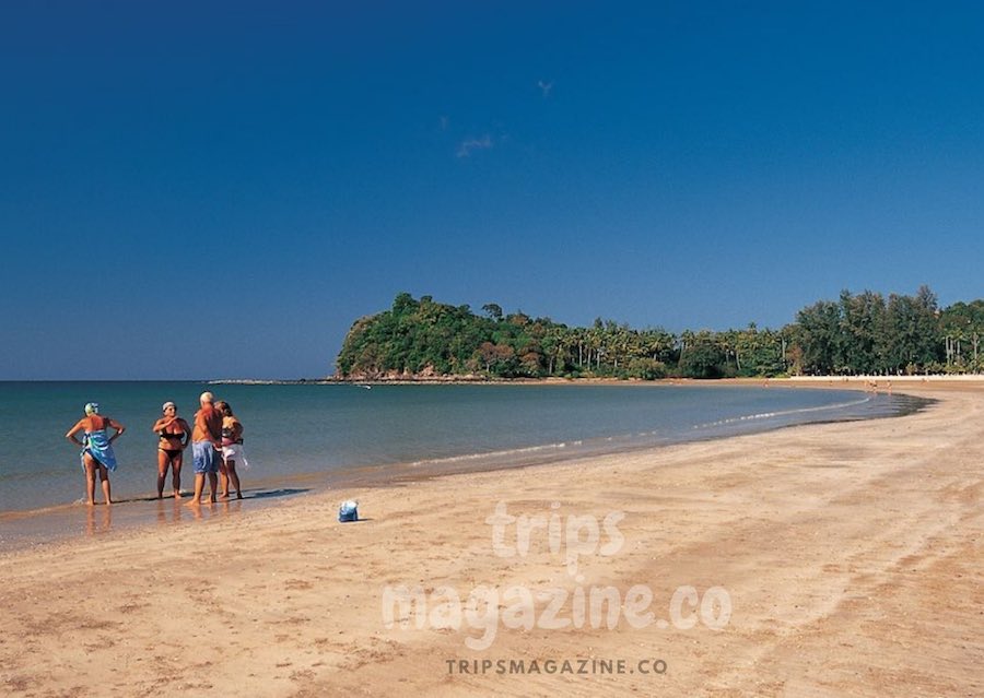 หาดคอกวาง เชื่อมต่อยาวไปถึงหาดคลองดาว ต้นเกาะลันตาใหญ่ ที่เริ่มมีที่พัก ร้านอาหารริมหาด นับเป็นหาดที่คึกคักที่สุดแห่งหนึ่งของเกาะลันตาใหญ่ กระบี่