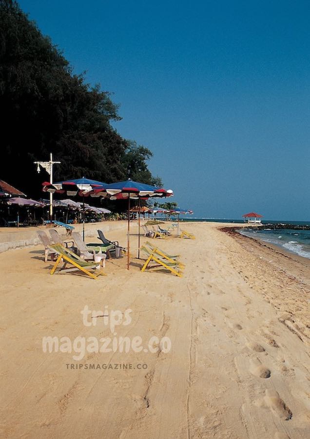 หาดพลา นับเป็นหาดแรกของจังหวัดระยองที่ต่อเนื่องมาจากเขตทหารเรือสัตหีบ ชลบุรี