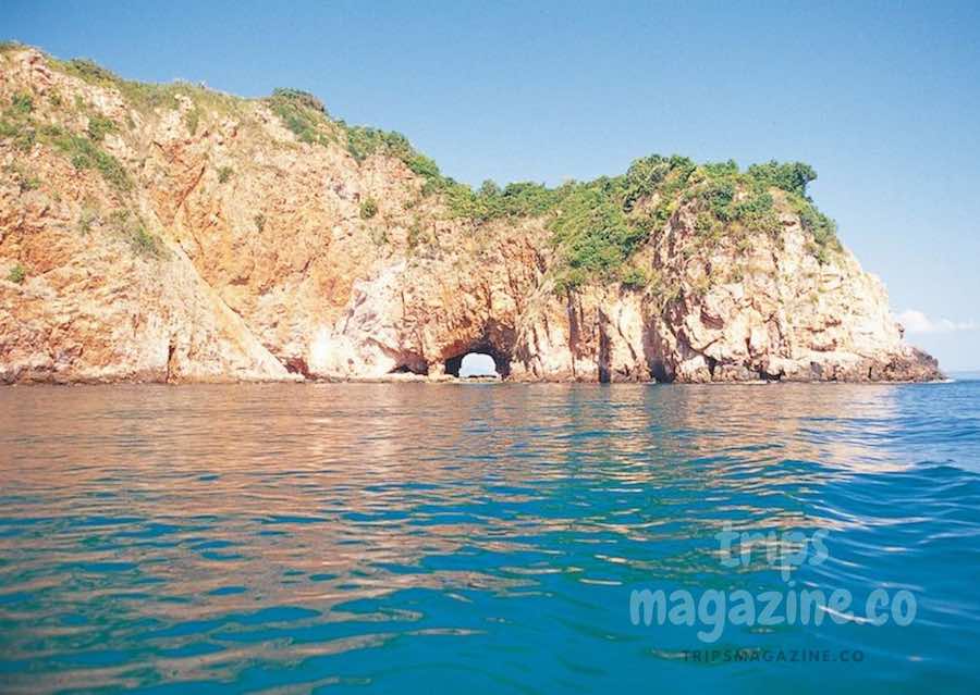 เกาะทะลุ มีช่องทะลุใต้ผาหินที่ปลายเกาะ บางสะพาน ประจวบคีรีขันธ์