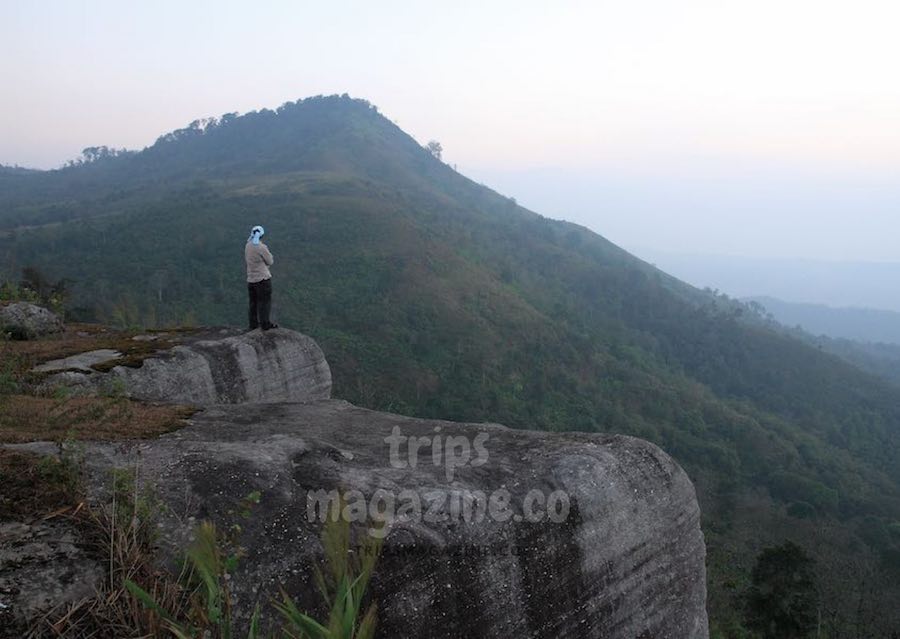 จุดชมวิวบนหน้าผาหิน มองเห็นทิวทัศน์ภูเขาและพื้นราบไกลออกไป ภูลมโล อุทยานแห่งชาติภูหินร่องกล้า พิษณุโลก