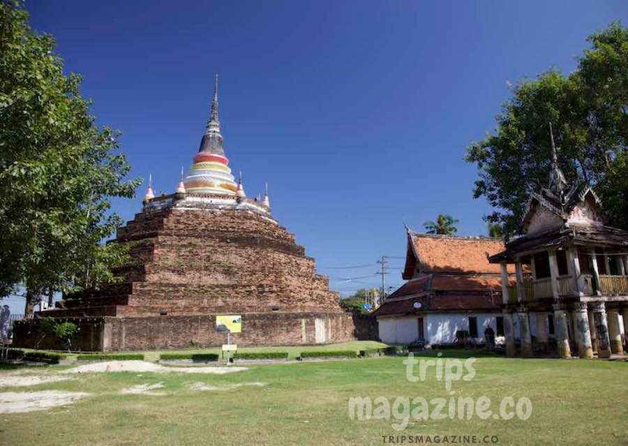 วัดราษฎร์บูรณะ เชิงสะพานนเนศวร เมืองพิษณุโลก ก่อนมุ่งหน้าออกนอกเมือง ตามทางหลวงหมายเลข 12