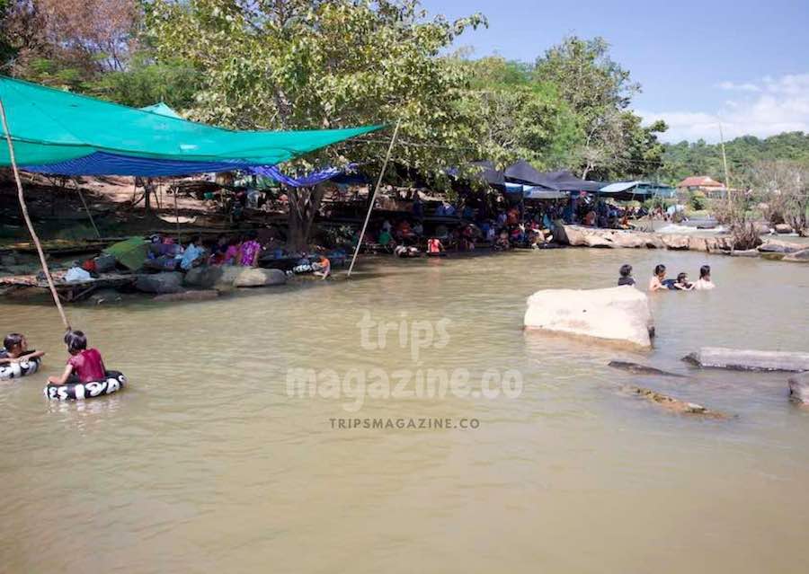 ริมน้ำเข็กที่อยู่ติดกับแก่ง หรือน้ำตก จะมีย่านร้านค้า เพิงพัก ร้านอาหาร ให้พักผ่อน กินข้าว เล่นน้ำได้ วังทอง พิษณุโลก