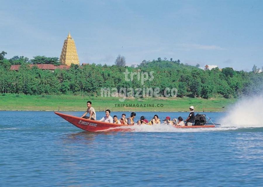 นั่งเรือหางยาวล่องทะเลสาบสังขละบุรี ผ่านหน้าวัดวังก์วิเวการาม