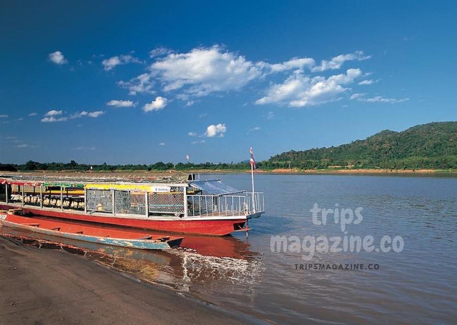 เรือโดยสารทรงยาว ให้เช่าชมวิวแม่น้ำโขง มีหลายขนาด เล็ก กลาง ใหญ่