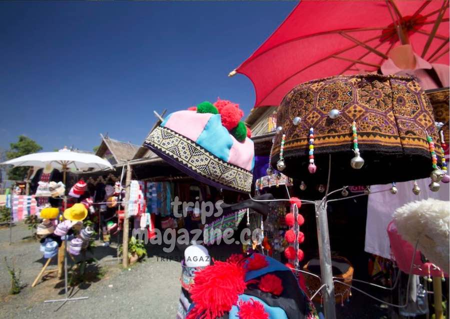 ตลาดริมทางบางชุมชนและจุดท่องเที่ยวหลักที่คนนิยมไปแวะ จะมีร้านขายของฝากและที่ระลึก เสื้อผ้าเครื่องแต่งกายของชาวเขา ผักผลไม้ตามฤดูกาลและเมืองหนาว เขาค้อ เพชรบูรณ์