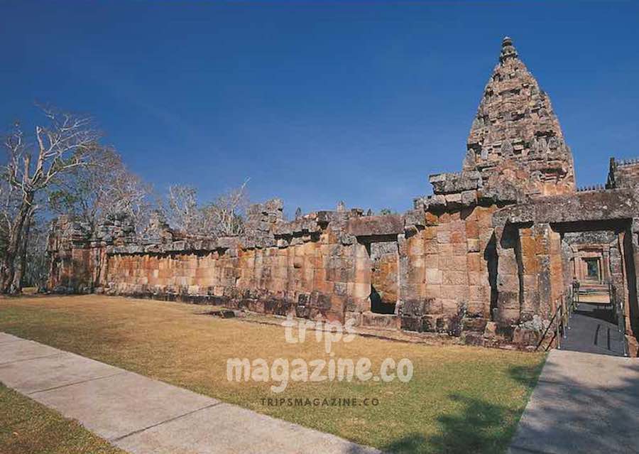 ปราสาทพนมรุ้ง เฉลิมพระเกียรติ ปราสาทขอมโบราณที่สร้างบนยอดปล่องภูเขาไฟโบราณที่ดับสนิทแล้ว เป็นศาสนสถานของฮินดู ลัทธิไศวนิกาย และเปลี่ยนเป็นศาสนาพุทธ ลัทธิมหายานในภายหลัง