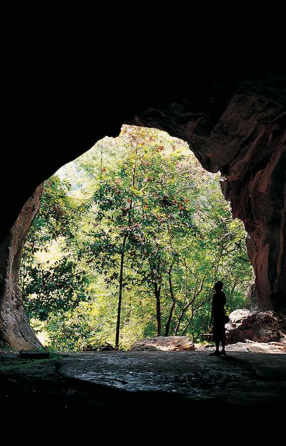 ถ้ำจัน หนึ่งในถ้ำหลายแห่งที่เที่ยวชมได้ ในอุทยานแห่งชาติต้นสักใหญ่ (คลองตรอน) น้ำปาด อุตรดิตถ์