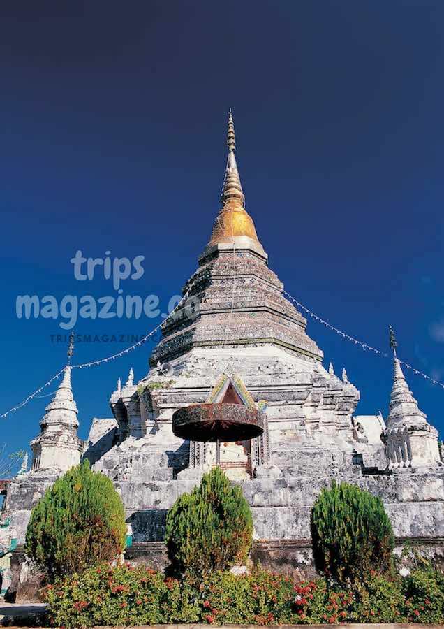 วัดพระธาตุขิงแกง จุน พะเยา อยู่บนเนินเขา มองเห็นวิวหมู่บ้านสวย