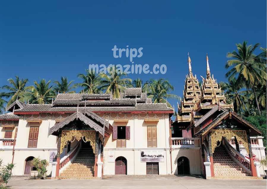 วัดศรีชุม เมืองลำปาง สร้างโดยคหบดีชาวพม่าในช่วงทำไม้รุ่งเรืองในลำปาง เป็นวัดพม่าที่มีขนาดใหญ่ที่สุดในไทย มีเจดีย์บรรจุพระบรมสารีริกธาตุที่อัญเชิญจากพม่า