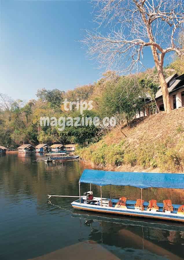 ที่พักริมน้ำ เขื่อนกิ่วลม ลำปาง เป็นเรือนแพหลังลอยน้ำ มีเรือนำเที่ยวชมทิวทัศน์เหนือทะเลสาบ