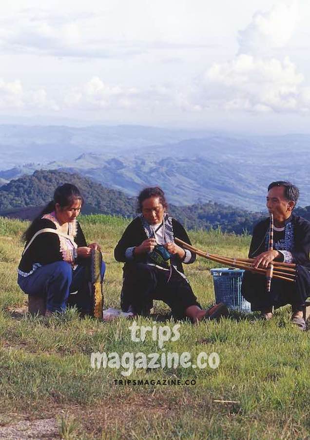 ขาวเขาเผ่าม้งเป็นกลุ่มชาติพันธุ์ชาวไทยอีกกลุ่มที่อยู่อาศัยกระจายตามยอดเขาตั้งแต่ภาคเหนือลงมาถึงภาคกลางตอนบน ที่ภูทับเบิก เพชรบูรณ์ ชาวม้งเป็นประชากรหลัก มีประเพณีวัฒนธรรมเป็นของตัวเอง ที่เด่นคือการเย็บปักถักร้อยเครื่องแต่งกาย ของใช้ และดนตรีพื้นบ้าน