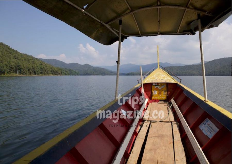 เรือหางยาวเป็นพาหนะเดียวที่ใช้สำหรับเดินทางเข้าไปในเวิ้งแพพัก เหนืออ่างเก็บน้ำแม่งัด