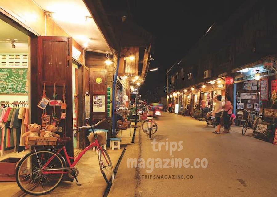 เรือนแถวไม้ 2 ชั้นโบราณที่ชาวเชียงคานยังอนุรักษ์ไว้ ใช้อยู่อาศัยและเปิดร้านรวง ทำให้ตัวเมืองมีเสน่ห์ น่าเดินเที่ยวชม เป็นวิถีชีวิตที่ยังไม่ค่อยเปลี่ยนแปลงนัก อยู่บนถนนชายโขง ริมแม่น้ำ ช่วงค่ำเป็นถนนคนเดิน