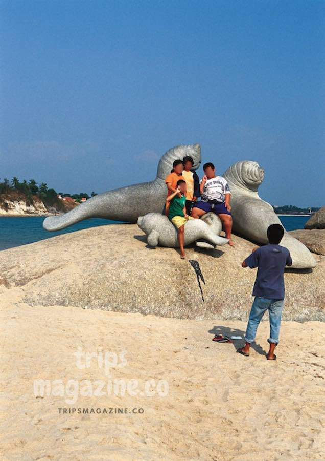 หาดพะยูน นอกจากประติมากรรมรูปปั้นพะยูนริมหาด ยังมีร้านอาหารทะเลเรียงรายให้เลือก ระยอง