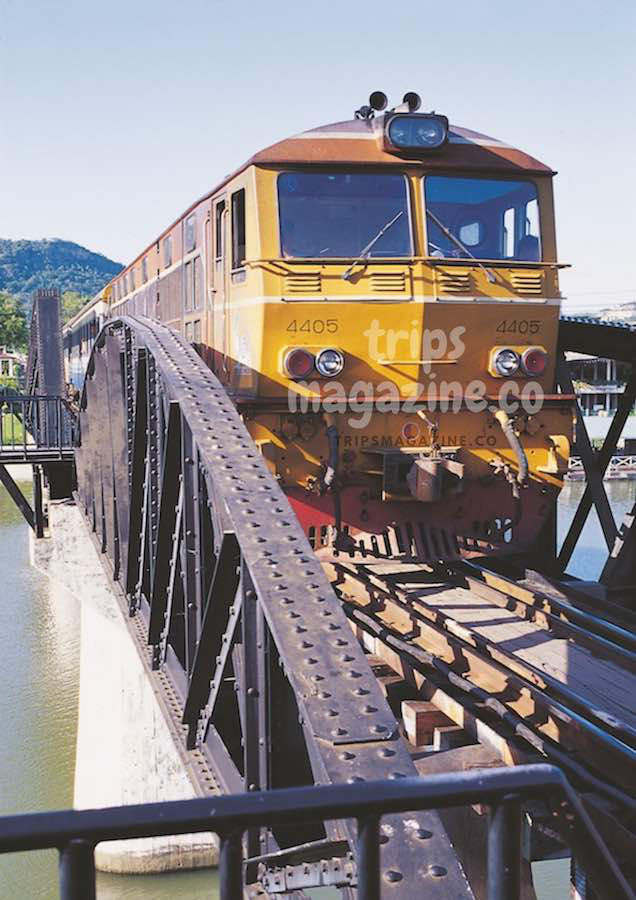 รถไฟวิ่งข้ามสะพานข้ามแม่น้ำแคว นำขบวนท่องเที่ยวทุกวันหยุด ออกจากสถานีธนบุรี ปลายทางสถานีถ้ำกระแซ ผ่านเส้นทางรถไฟสายมรณะ กาญจนบุรี