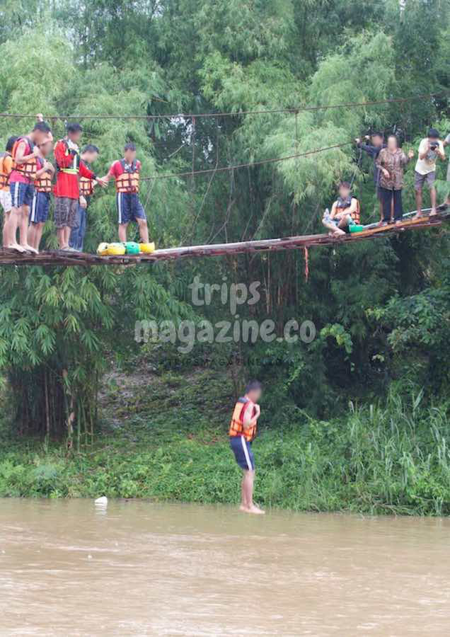 โดดน้ำจากสะพานแขวนเหนือคลองโป่งน้ำร้อน หลังล่องแก่งเรือยาง จันทบุรี